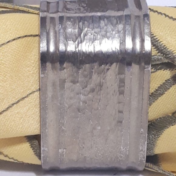 Vintage Napkin Rings Silver Tone Hammered Style Set of 4 Napkin Rings - Picture 3 of 4